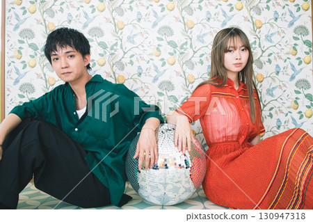 年輕的男人和女人的畫像 130947318