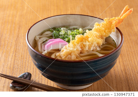 Eat shrimp tempura udon 130947371