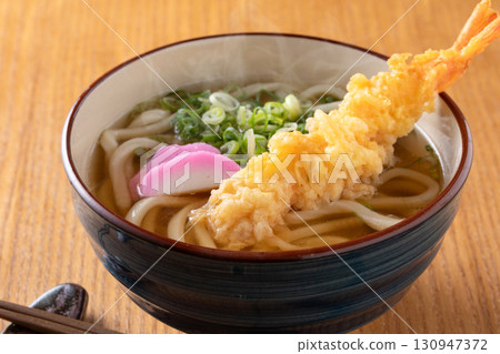 Eat shrimp tempura udon 130947372