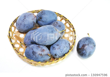 籃子裡的李子 130947596