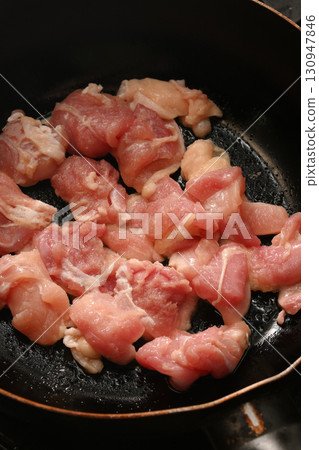 多汁的雞腿放入平底鍋中煎炸 130947846