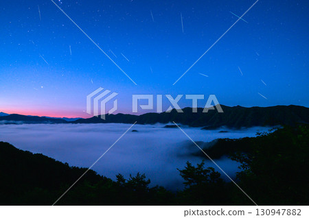 野瀨川村的黎明雲海與夜間流星 130947882