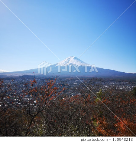 新倉山登山 秋季 紅葉 新倉山登山 秋季 紅葉 130948218