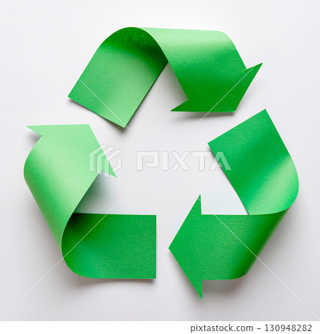 以綠色紙張的質感呈現的立體回收標誌 130948282