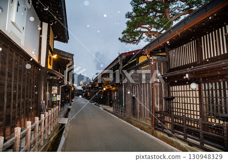 飛驒高山：白雪皚皚的古街景 130948329