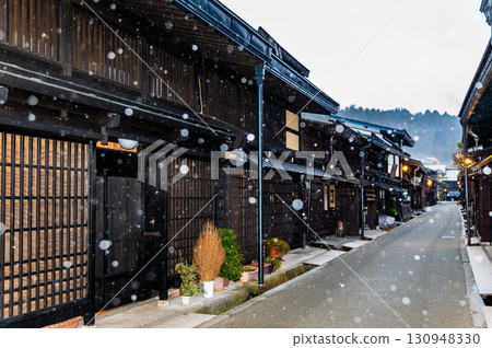 Hida Takayama: Snowy old townscape 130948330