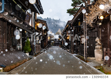 Hida Takayama: Snowy old townscape 130948334