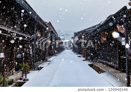 飛驒高山：白雪皚皚的古街景 130948346