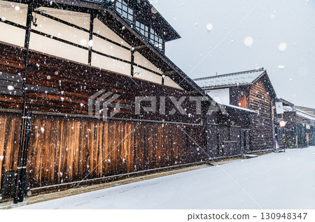飛驒高山：白雪皚皚的古街景 130948347