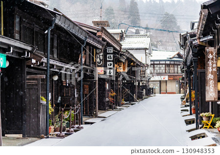 Hida Takayama: Snowy old townscape 130948353