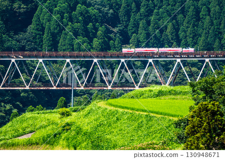 The former Takachiho Railway trolley train and rice terraces [Takachiho Town, Nishiusuki District, Miyazaki Prefecture] 130948671