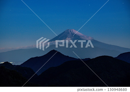 [靜岡縣] 從伊豆國葛城山眺望黎明前的富士山 130948680