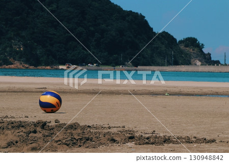 排球在沙灘上滾動 排球在沙灘上滾動 130948842