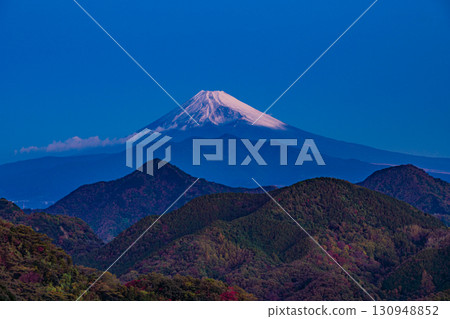 [靜岡縣] 從伊豆國葛城山眺望黎明時的富士山 130948852