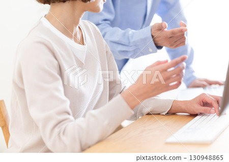 Casual men and women working in the office 130948865