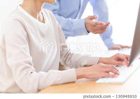 在辦公室工作的休閒男女 130948910