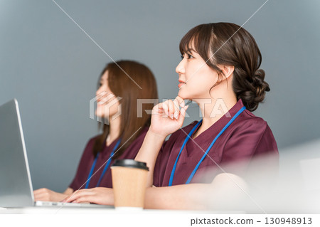 參加醫學會議、學習會、研討會、培訓會和工作坊的女性醫療專業人員 130948913