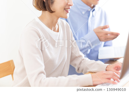 Casual men and women working in the office 130949010