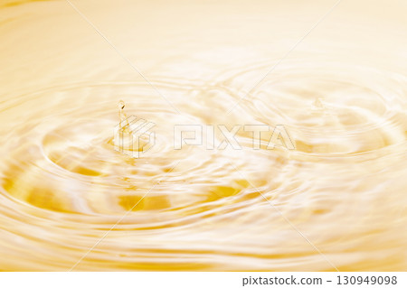 水滴落在水面上。 130949098