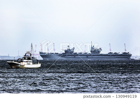 英國海軍航空母艦威爾斯親王號抵達日本後航行穿越東京灣浦賀海峽 130949119