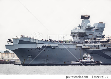 英國海軍航空母艦威爾斯親王號抵達日本後航行穿越東京灣浦賀海峽 130949127