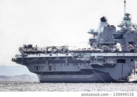 英國海軍航空母艦威爾斯親王號抵達日本後航行穿越東京灣浦賀海峽 130949138