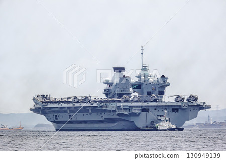 英國海軍航空母艦威爾斯親王號抵達日本後航行穿越東京灣浦賀海峽 130949139