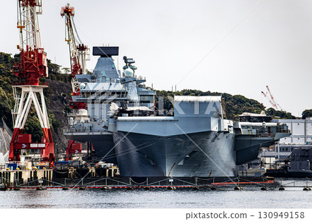 停靠在神奈川縣橫須賀海軍基地的英國航空母艦威爾斯親王號。 130949158