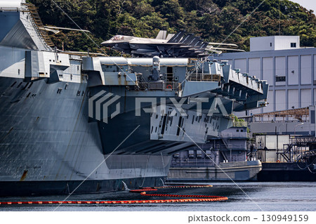 停靠在神奈川縣橫須賀海軍基地的英國航空母艦威爾斯親王號。 停靠在神奈川縣橫須賀海軍基地的英國航空母艦威爾斯親王號。 130949159