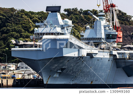 停靠在神奈川縣橫須賀海軍基地的英國航空母艦威爾斯親王號。 130949160