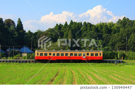 Kiha 200 Kominato Railway train stopped at Kazusakawama Station 130949447