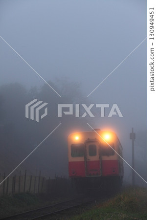 Kiha 200 going through the early morning fog 130949451