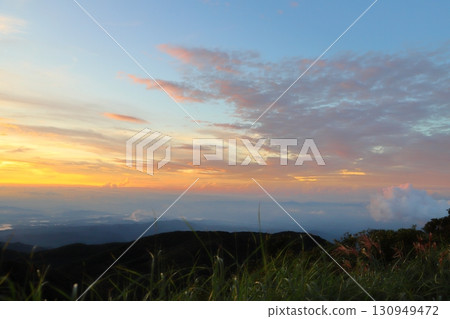山頂的夜景：日落天空 130949472