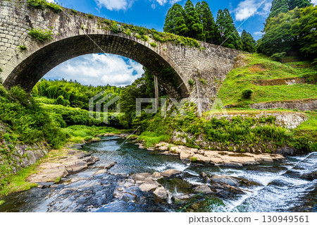Tsujun Bridge, surrounded by fresh greenery [Yamato Town, Kamimashiki District, Kumamoto Prefecture] 130949561