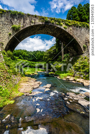 被新綠環繞的通潤橋[熊本縣上益城郡大和町] 130949563