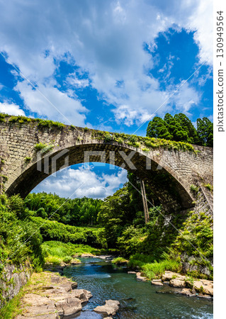 Tsujun Bridge, surrounded by fresh greenery [Yamato Town, Kamimashiki District, Kumamoto Prefecture] 130949564