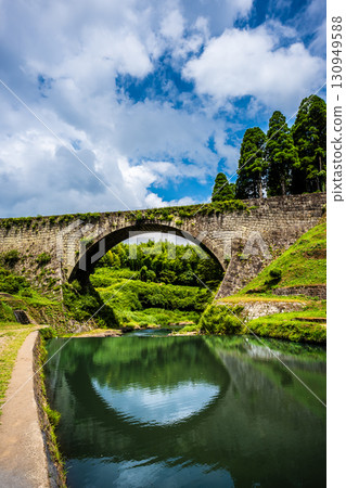 Tsujun Bridge, surrounded by fresh greenery [Yamato Town, Kamimashiki District, Kumamoto Prefecture] 130949588