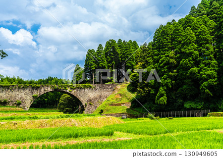 Tsujun Bridge, surrounded by fresh greenery [Yamato Town, Kamimashiki District, Kumamoto Prefecture] 130949605