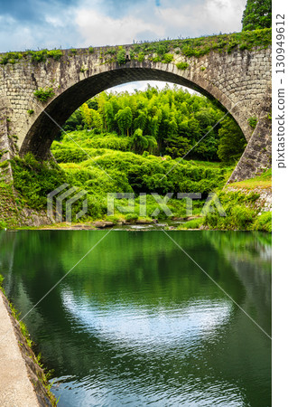 Tsujun Bridge, surrounded by fresh greenery [Yamato Town, Kamimashiki District, Kumamoto Prefecture] 130949612