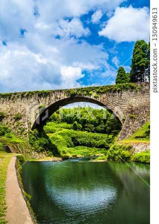 Tsujun Bridge, surrounded by fresh greenery [Yamato Town, Kamimashiki District, Kumamoto Prefecture] 130949613