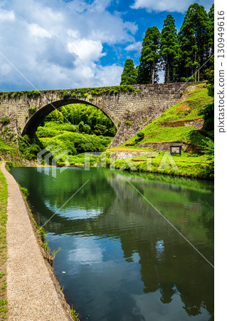 Tsujun Bridge, surrounded by fresh greenery [Yamato Town, Kamimashiki District, Kumamoto Prefecture] 130949616