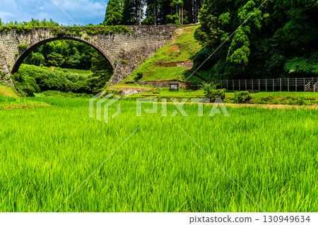被新綠環繞的通潤橋[熊本縣上益城郡大和町] 130949634