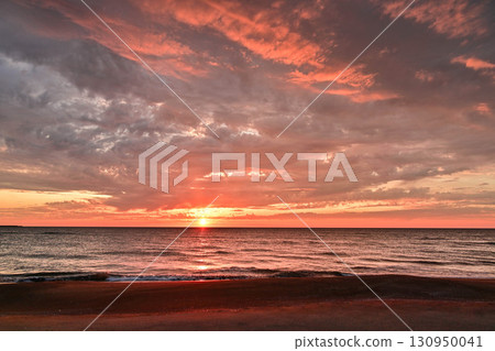 在Uchinada海岸的日落 130950041
