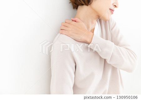 患有肩膀僵硬的中年婦女 130950106