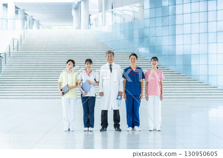 在醫院工作的醫務人員 130950605