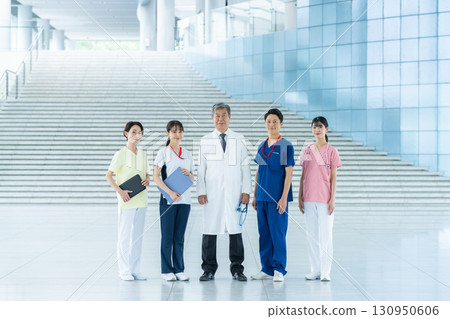 在醫院工作的醫務人員 130950606