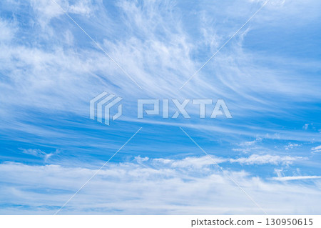 [Sky Material] Cirrus clouds floating in the autumn blue sky [Yamanashi Prefecture] 130950615