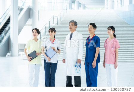 在醫院工作的醫務人員 130950727