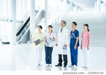 在醫院工作的醫務人員 130950728