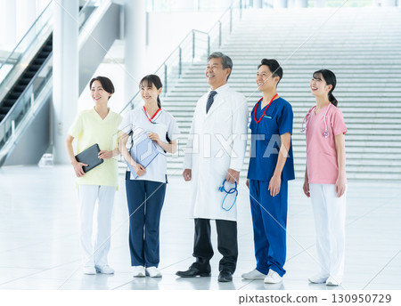 在醫院工作的醫務人員 130950729